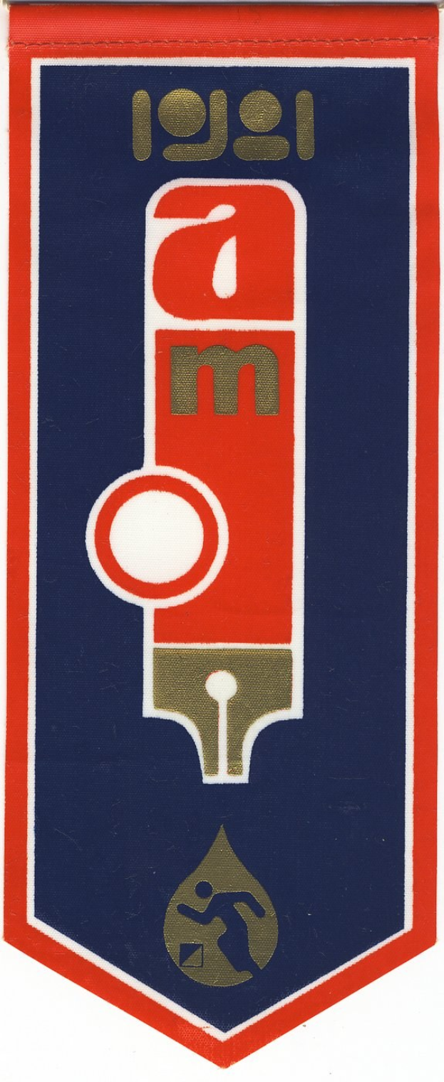 Blaues und rotes Banner mit dem Emblem der Sowjetunion, das ein rotes, weißes und blaues gestreiftes Brett mit Text zeigt.
