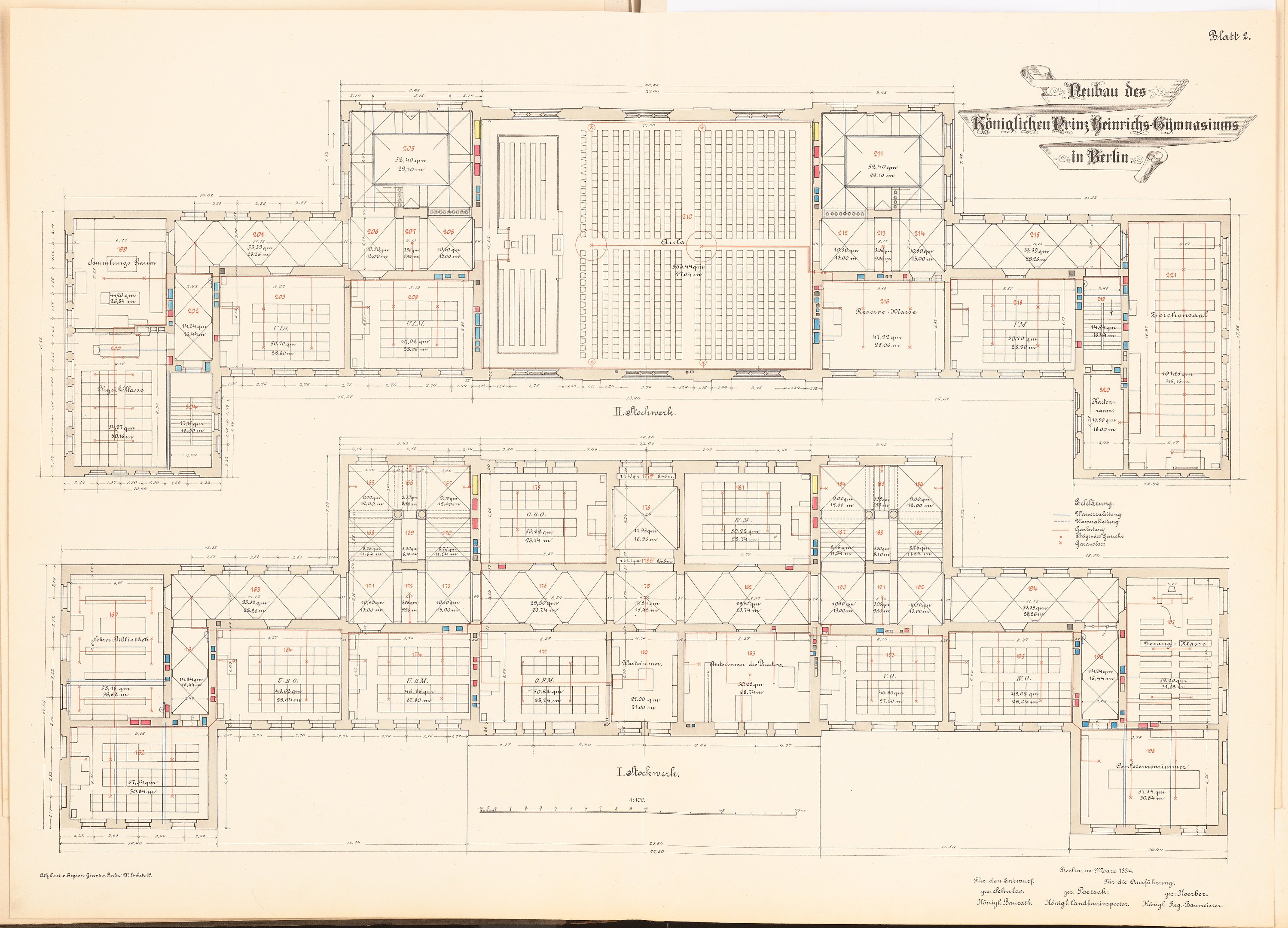 Schwarz-weißer architectural floor plan des Berliner Olympia-Gymnasiums in einem offenen Buch mit begleitendem Text.