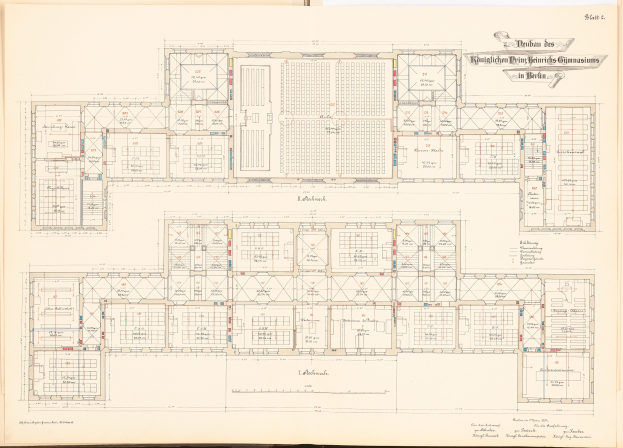 Schwarz-weißer architectural floor plan des Berliner Olympia-Gymnasiums in einem offenen Buch mit begleitendem Text.