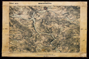 Schwarze und weiße topografische Karte von Koeetztung, Deutschland, zeigt geografische Merkmale wie Berge, Flüsse und Städte mit textlichen Details zur Bevölkerung und Landschaft.