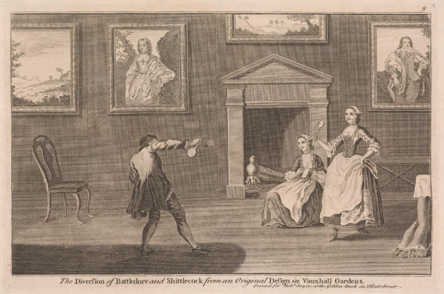 Zwei Personen spielen Tischtennis in einem Raum mit Kamin, Stühlen und gerahmten Fotos an der Wand, mit Text unten lesend "Die Abweichung von Battledore und Shuttlecock von einem Originaldesign in Vauxhall Gardens."