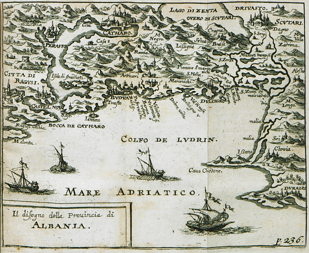 Ein alter Seekartenausschnitt des Mittelmeerraums mit Booten im Vordergrund und Text auf dem Papier.