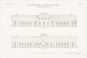 Eine Zeichnung der Universität Riel, ein großes Gebäude mit vielen Fenstern, begleitet von beschreibendem Text.