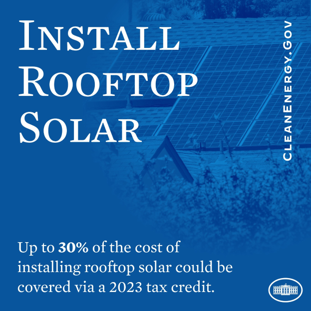 Ein Plakat mit Text über einen 2023er Steuerbonus, der bis zu 30% der Kosten für die Installation von Dachsolar deckt, mit Bäumen und einem Gebäude mit Solarpanelen im Hintergrund.
