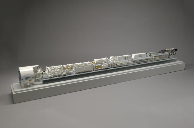 Ein detailliertes Modell des neuen Wasserstoff-Brennstoffzellensystems von Sainsbury's auf einer weißen Oberfläche, das einen Kraftstofftank, einen Kraftstofffilter, eine Kraftstoffeinspritzung und eine Energiequelle umfasst und ihre Verbindungen demonstriert.