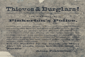 Plakat mit fettem schwarzen Text "Diebe & Einbrecher Pinkerton's Police" auf einem weißen Hintergrund, eingerahmt von einem schmalen schwarzen Rand.