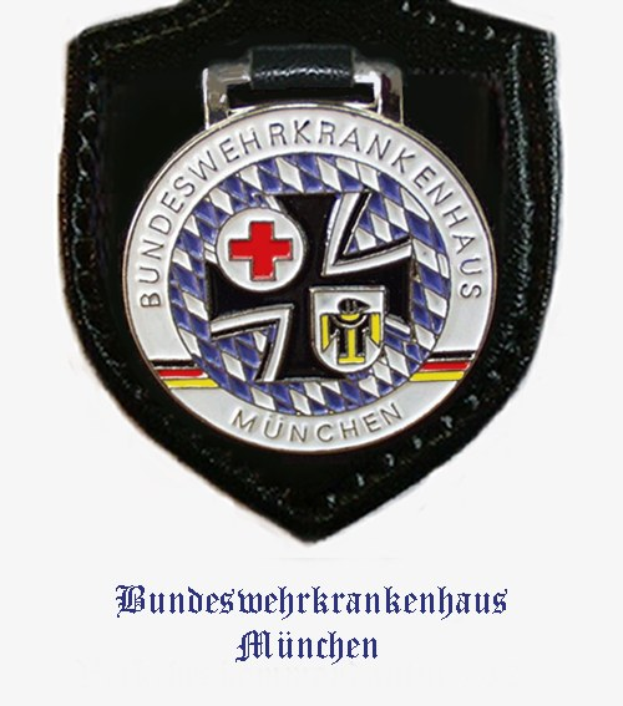 Schwarzes Lederpatch mit einem roten Kreuz-Logo beschriftet mit "Bundeswehrkrankenhaus München".
