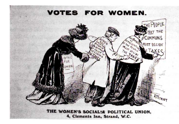 Drei Frauen in traditioneller Kleidung halten ein Blatt Papier mit der Aufschrift "Frauenwahlrecht: Die Women's Social & Political Union" gegen einen hellblauen Himmel mit weißen Wolken.
