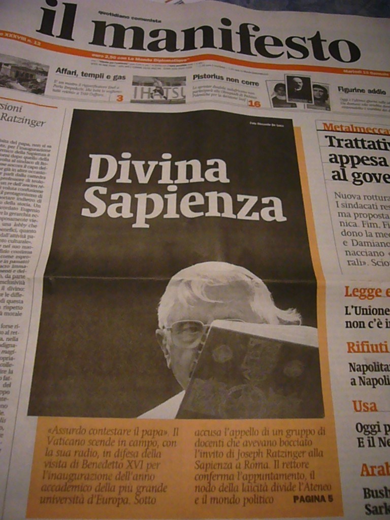 Eine Zeitung mit darauf gedrucktem Text.