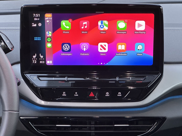 Innenraum eines Volkswagen e-Golf mit linksseitigem Lenkrad und zentralem Apple CarPlay-Display.