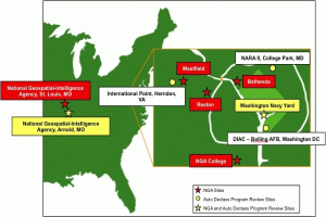 Eine detaillierte Karte der Vereinigten Staaten, die die Standorte der National Geospatial Intelligence Agency in fetter, zentrierter Schrift und geographischen Merkmalen hervorhebt.