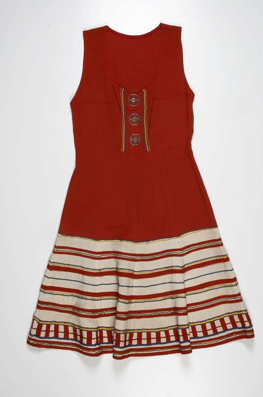 Ein rotes Kleid mit weißen und gelben horizontalen Streifen vor einem weißen Hintergrund.