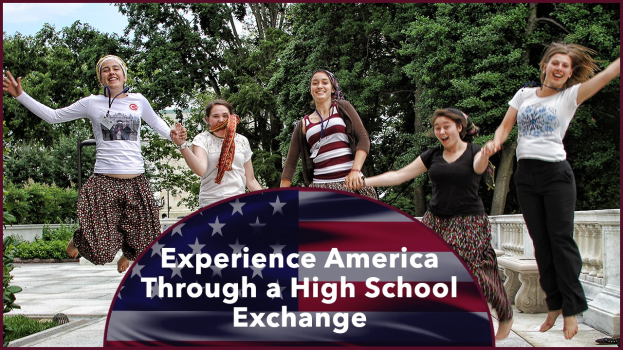 Eine Gruppe von Frauen, die in die Luft springen und strahlen, umgeben von Grün unter einem klaren blauen Himmel, mit Text unten: "Erlebe Amerika durch einen High School Austausch."