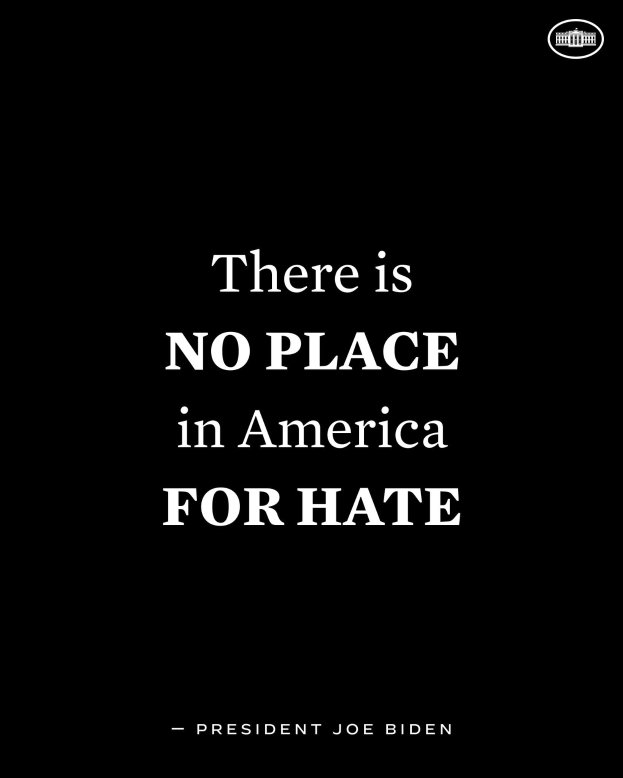 Ein schwarzer Hintergrund mit fetter weißer Schrift, die den Satz 'Es gibt in Amerika keinen Platz für Hass' zitiert - ein Zitat von Präsident Joe Biden.