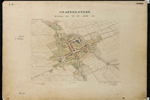 Detailiertes altes Stadtplan von Staffelstein, Deutschland, mit Straßen, Gebäuden und Sehenswürdigkeiten auf schwarzem Hintergrund.