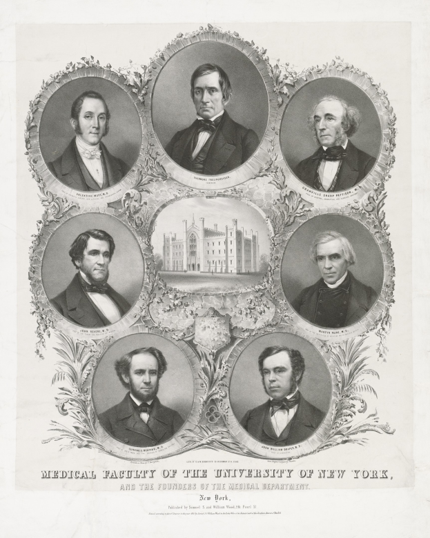 Schwarzes und weißes Foto von formell gekleideten Männern, die vor einem Gebäude mit Text am unteren Rand stehen, der "Medizinische Fakultät der Universität New York und die Gründer des Medizinischen Departments" lautet.