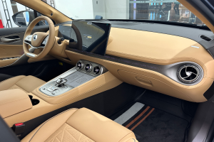 Das Innere eines Mercedes-Benz S-Klasse Limousinen auf der Internationalen Automobil-Ausstellung in Frankfurt, mit einem Lenkrad, Armaturenbrett, Bildschirmen, Knöpfen, Sitzen, Seitenspiegeln und Glasfenstern, durch die Menschen, Gebäude und andere Gegenstände im Hintergrund zu sehen sind.