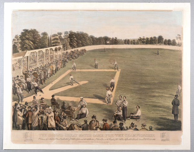 Eine Gruppe von Menschen spielt Cricket auf einem grasbewachsenen Feld mit Bäumen im Hintergrund unter einem klaren blauen Himmel, mit Text unten, der "Das zweite große Meisterschaftsspiel" liest.
