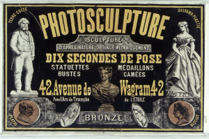 Ein Plakat, das eine Skulpturenausstellung in Paris ankündigt und Bilder von Skulpturen sowie beschreibenden Text enthält.
