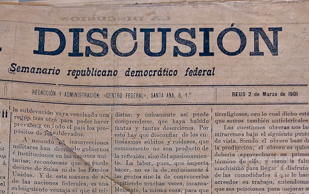 Ein gelblich vergilbtes, leicht zerknittertes Zeitungsblatt mit der schwarzen Aufschrift "Diskussion", das die Schlagzeile "Semanario Repúblicano Democrático Federal" trägt.