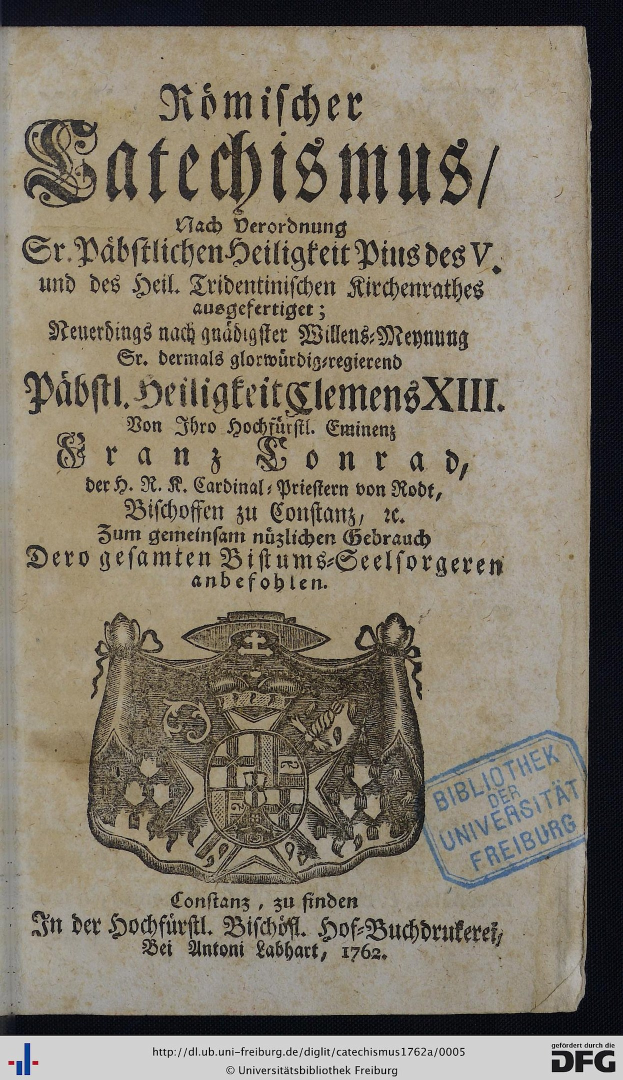 Altes Buch mit "Bibliothek Universität Freiburg" Text, schwarzem Hintergrund, Wappen und Stempel auf der rechten Seite.