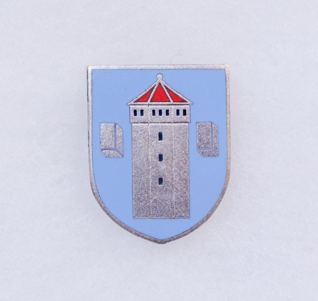 Blau-weißes Emailleabzeichen mit dem Wappen von Stuttgart, das eine mittlere Turmgestaltung zeigt, zentral auf einem weißen Hintergrund.