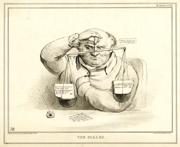 Ein Anwalt im Anzug sitzt an einem Tisch mit einer Waage vor ihm, die er mit Texten und Zahlen durchsieht.