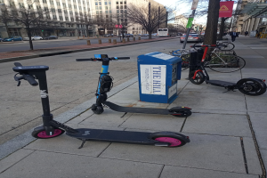 Freiburg: Diebe auf Roller klauen Taschen aus Fahrradkörben