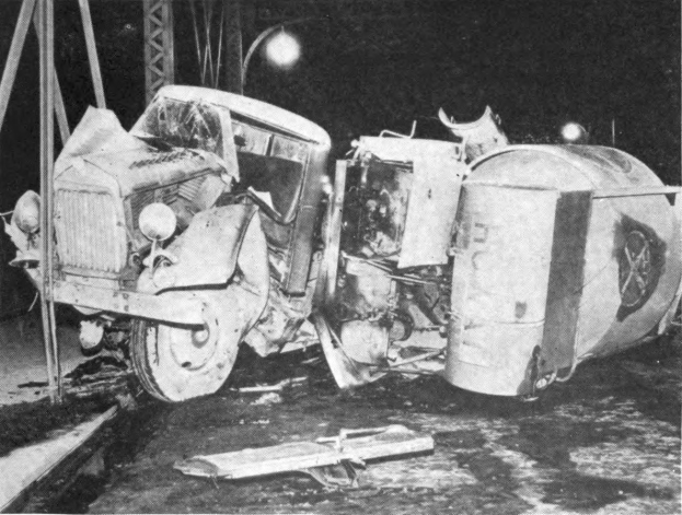 Schwarz-weiß-Foto eines umgestürzten Autos am Straßenrand mit Metallstangen und einem Laternenpfahl im Hintergrund, beschriftet mit '1930er-Auto-Unfall' unten.