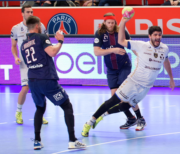 Eine Gruppe von Männern, die auf einem Feld während eines Spiels zwischen Paris Saint-Germain und Marseille bei der Futsal-Weltmeisterschaft 2019 Handball spielen.