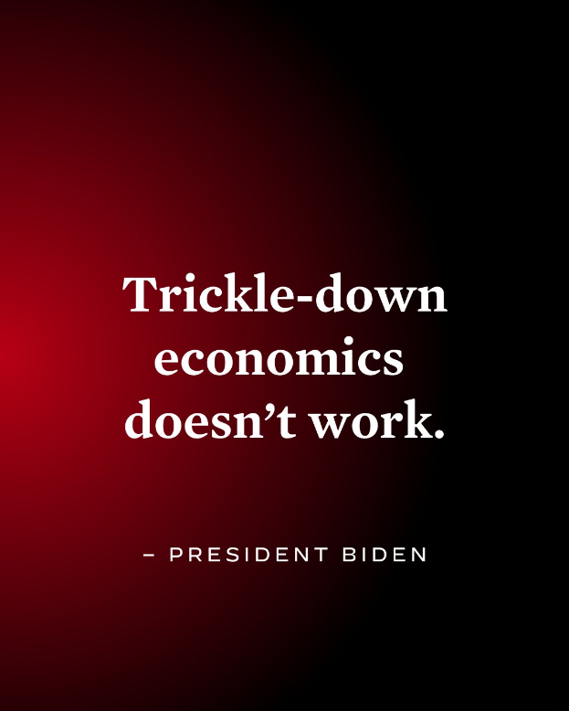 Ein Plakat mit fetter, schwarzer Schrift auf weißem Hintergrund, eingerahmt von einem schmalen schwarzen Rand, mit der Aufschrift "Trickle-Down Economics Doesn't Work" und einem Zitat von Präsident Biden.