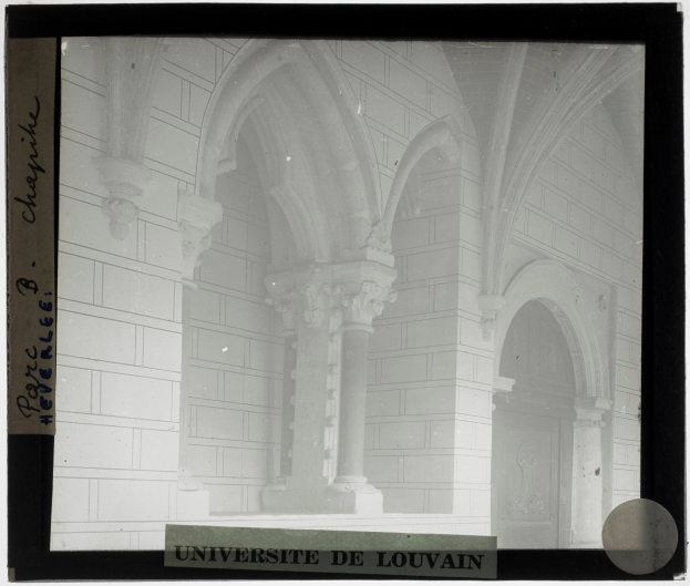 Ein Schwarz-Weiß-Foto eines Universitätsgebäudes mit Säulen und Bögen, mit Text unten.