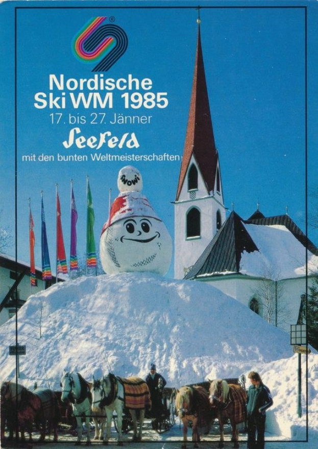 Plakat für die Nordischen Skiweltmeisterschaften 1985 in Seefeld, Schweiz, das eine schneebedeckte Landschaft mit Skifahrern, Pferden, Stöcken, Fahnen, Gebäuden, Bäumen und Himmel im Hintergrund zeigt, zusammen mit Textinformationen zum Event.