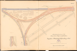 Ein detaillierter Stadtplan auf einem offenen Buch mit Texten, die Informationen über Straßen, Gebäude und Sehenswürdigkeiten bereitstellen.