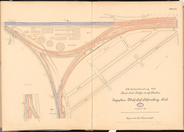 Ein detaillierter Stadtplan auf einem offenen Buch mit Texten, die Informationen über Straßen, Gebäude und Sehenswürdigkeiten bereitstellen.