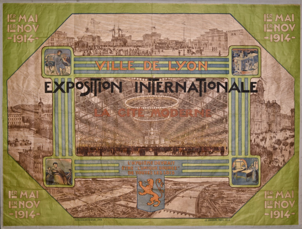 Ein Vintage-Plakat an einer Gebäudewand, das eine farbenfrohe, detaillierte Stadtansicht mit lachenden Menschen, Gebäuden und klassischem Text zeigt.