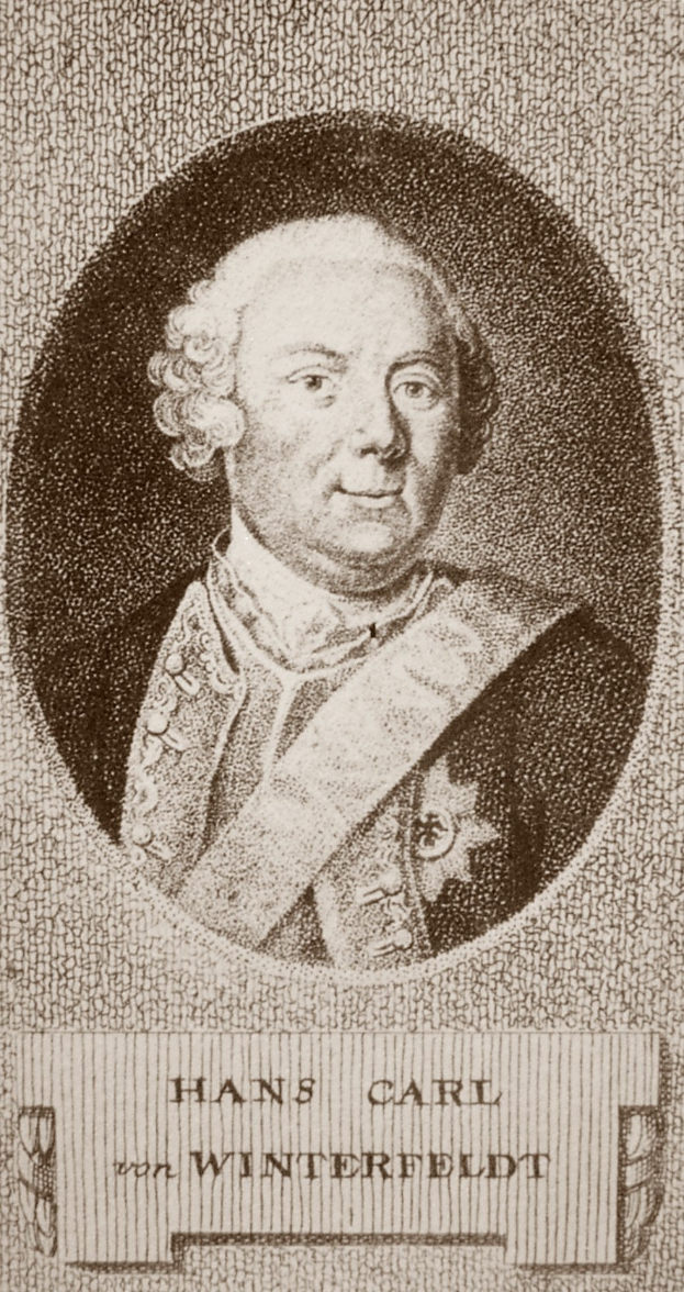 Ein Schwarz-Weiß-Foto von Hans Carl von Winterfeldt, einem Mann mit ernstem Gesichtsausdruck, mit Text unten.