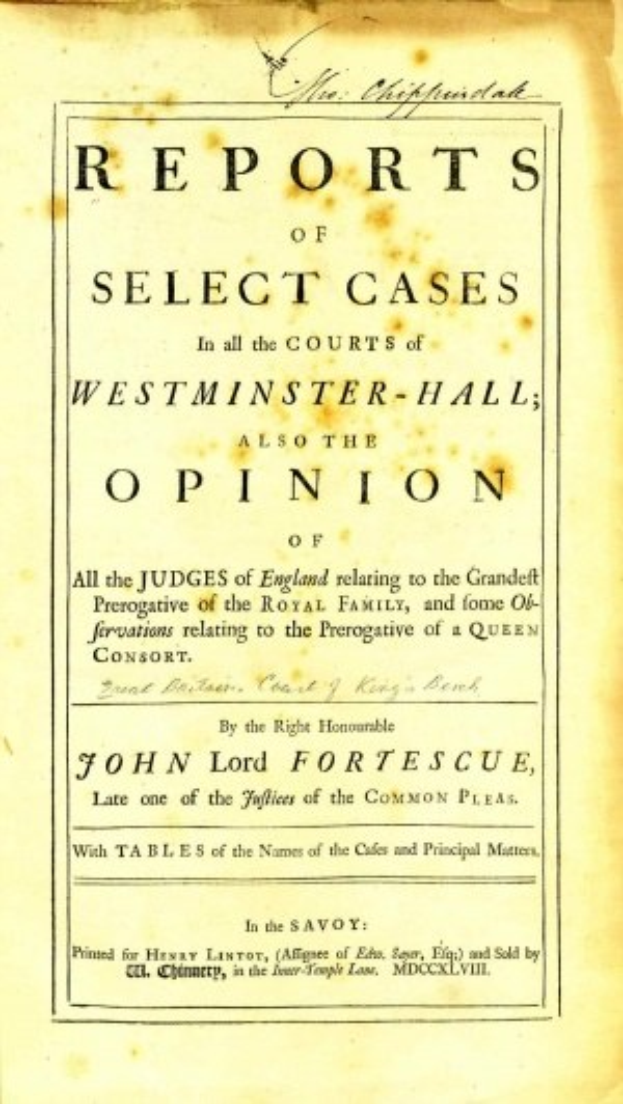Ein altes Buch mit dem Titel "Berichte über ausgewählte Fälle in den Gerichten von Westminster-Hall sowie die Meinung von John Lord Fortescue" ist auf einer Seite mit schwarzer Tinte aufgeschlagen.