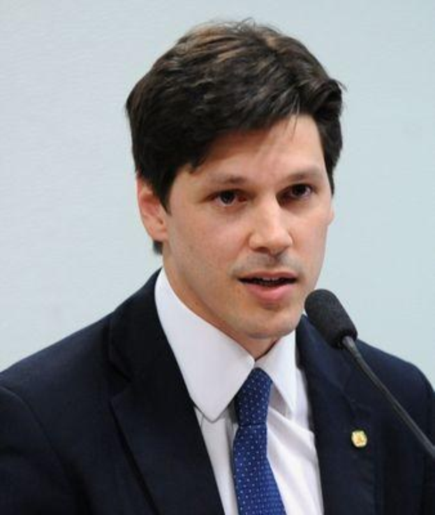 Ein Mann im Anzug spricht in ein Mikrofon, wahrscheinlich zu einem Regierungsbeschluss, das Internet zu verbieten.