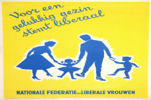Ein gelbes Plakat mit einem Mann, einer Frau und zwei Kindern, auf dem 'Nationale Föderation der Liberalen Frauen' steht und die Befreiung des Volkes der Niederlande fördert.