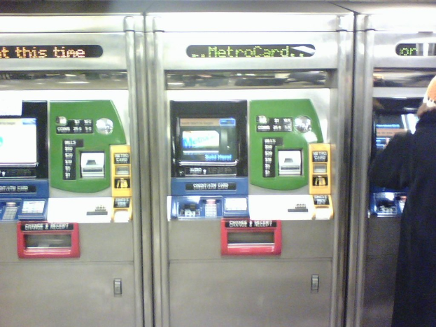 Automatische Ticket-Verkaufsmaschinen mit einer Person auf der rechten Seite.