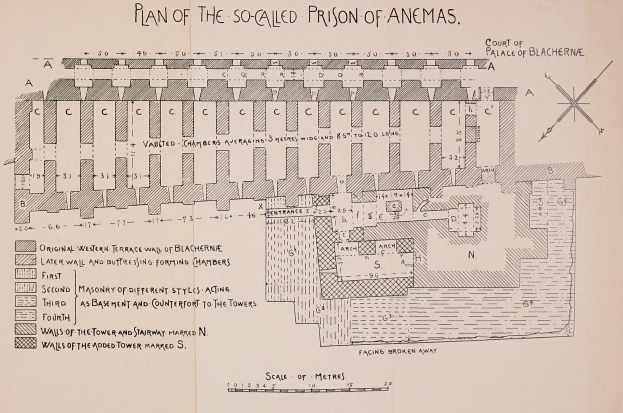 Ausführlicher architektonischer Plan des Anemas-Gefängnisses, der Räume, Gänge, Fenster und Türen auf Papier mit erklärendem Text zeigt.