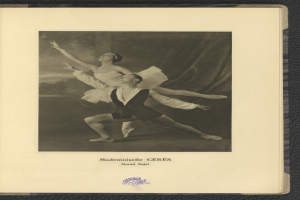 Ein Schwarz-Weiß-Foto eines Mannes und einer Frau in Ballettkleidung, die perfekt synchron tanzen, wobei der Mann ein weißes Tutu trägt und die Frau ein rosafarbenes Kleid, Text unten im Bild.