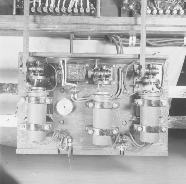 Schwarzes und weißes Foto eines altmodischen Heterodyn-Empfängers mit daran angebrachten Drähten und Komponenten.