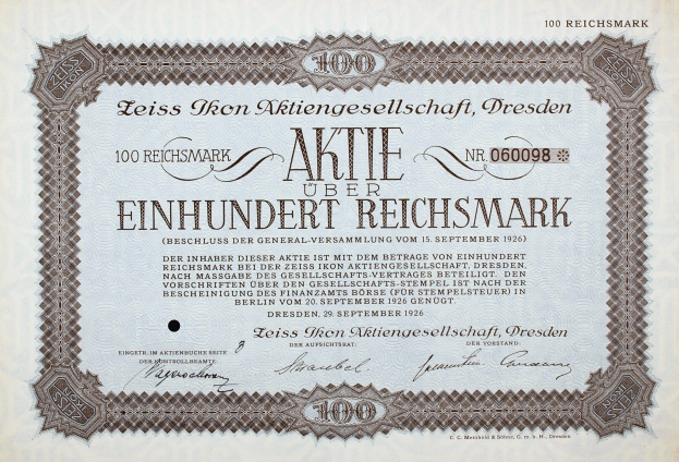 Deutsches Aktienzertifikat mit der Aufschrift "Aktie über Einhundert Reichmark" für 100 Reichmarks mit schwarzem Rand und gedrucktem Text.
