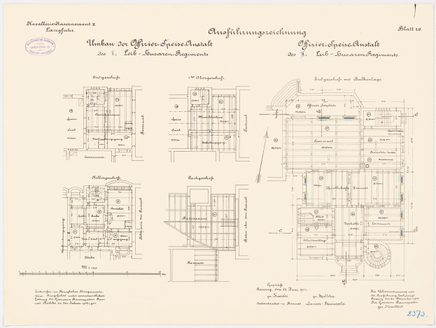 Ein detaillierter Grundrissplan des ehemaligen Bundeskanzleramts, der den Aufbau des Gebaudes mit verschiedenen Raumen und Textanmerkungen zeigt.