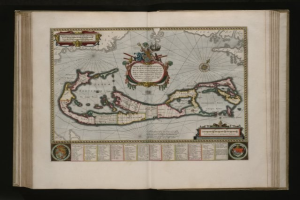 Offenes Buch mit einer Karte der Britischen Jungferninseln in der Mitte, umgeben von Text und Bildern, auf einem dunklen Hintergrund.