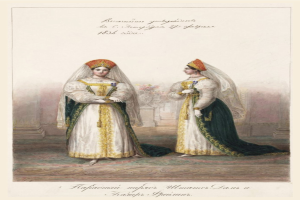 Zwei Frauen in traditionellen russischen Hochzeitskleidern stehen auf einem Teppichboden, lächeln sich an; eine hält einen Blumenstrauß, beide tragen weiße und grüne Kleider mit Stickerei und Perlen, das Haar ist zurückgebunden, mit Text oben und unten.