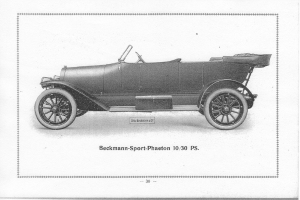 Schwarzes und weißes Foto eines vintage Beckmann-Sport Phaeton 10/30 PS-Autos mit schlankem, aerodynamischem Design, großem runden Scheinwerfer, gebogener Dachlinie und glänzender Lackierung.