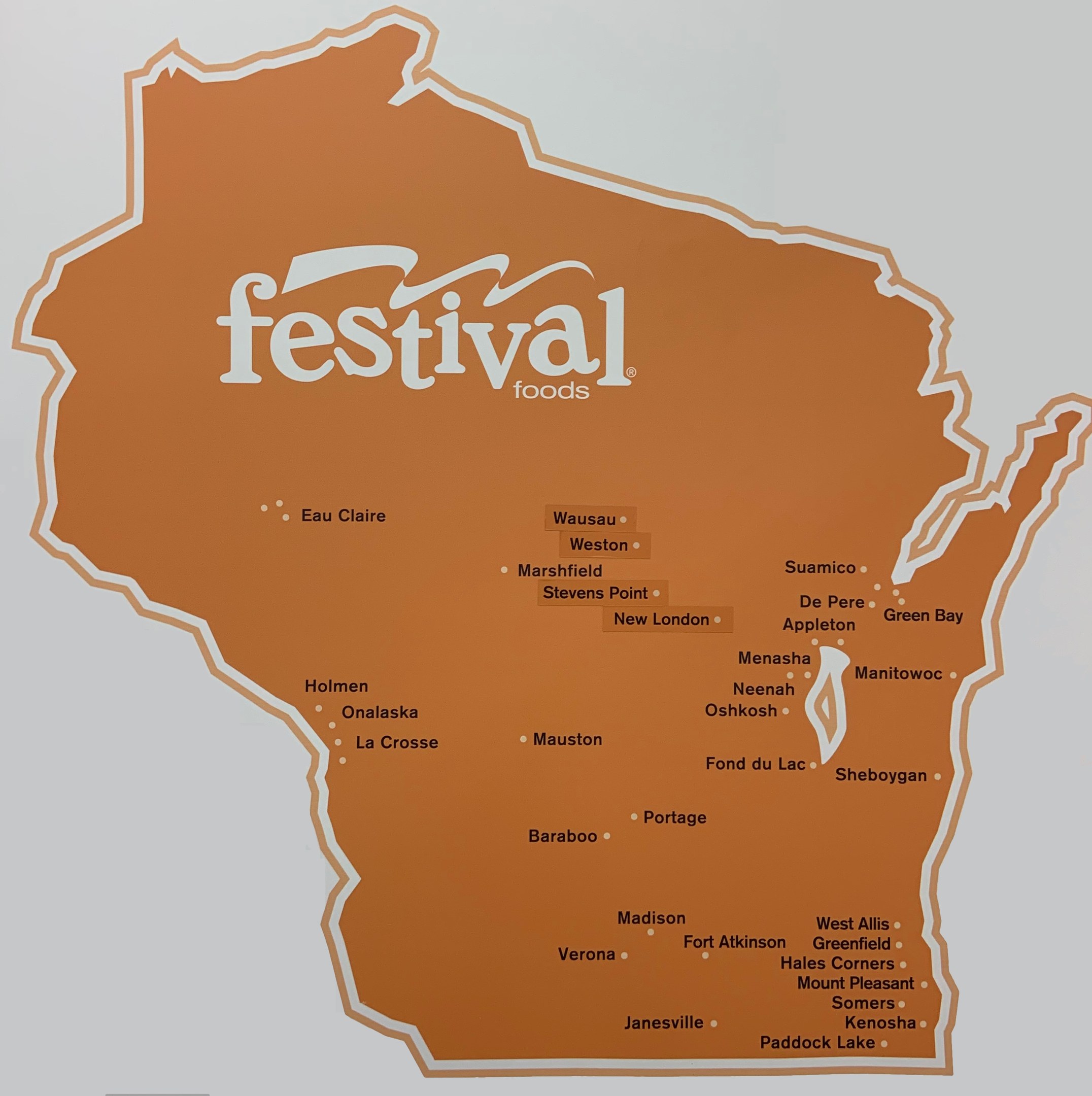 Ein lebendiger Plakat von einer Wisconsin-Karte gefüllt mit bunten Lebensmitteln, beschriftet mit "Festival Foods."